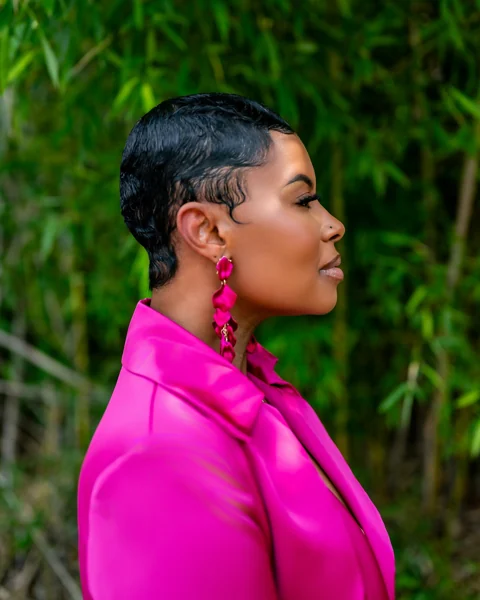 An Elite practitioner in a pink suit